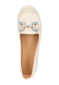 Scarpa flats in morbido tessuto beige, con una fibbia decorativa in cristallo sul davanti, e suola in juta intrecciata.