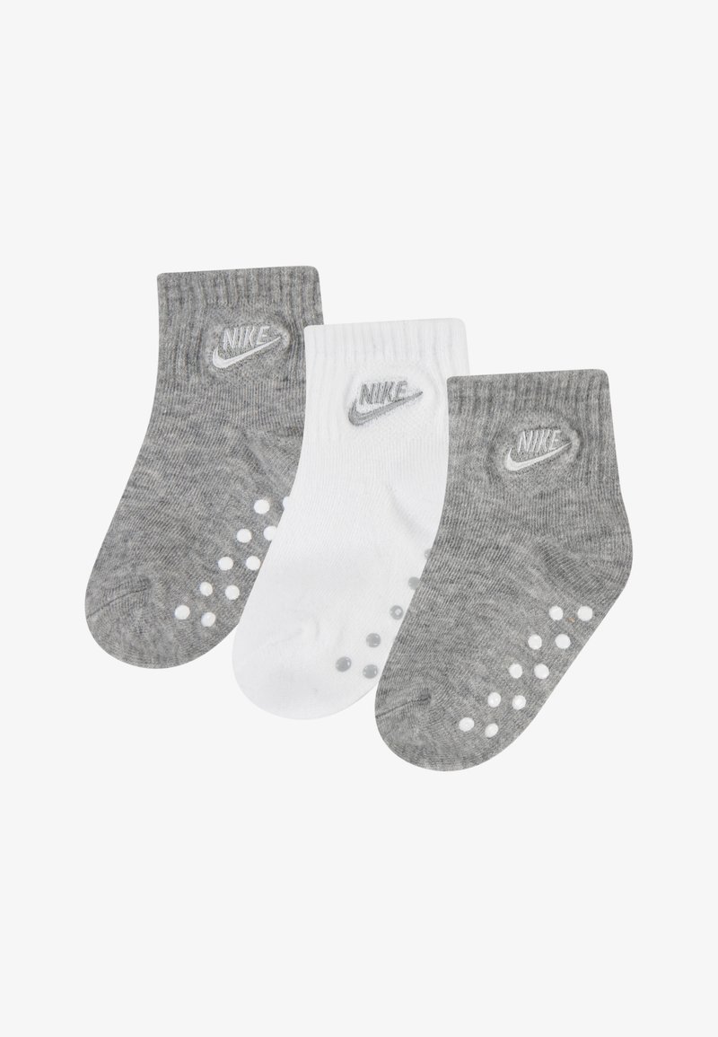 Három pár boka zokni: egy fehér és két szürke. Mindegyiken logó, bordázott textúra és gumírozott pöttyök találhatók a talpakon, a jobb tapadás érdekében.