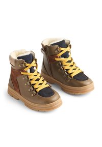 Brązowo-czarne skórzane buty trekkingowe z żółtymi sznurowadłami, miękką wyściółką wewnętrzną, metalowymi oczkami i teksturowanymi gumowymi podeszwami zapewniającymi przyczepność.