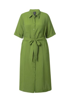 Robe chemise verte à manches courtes, avec une taille ceinturée, un bouton sur le devant et deux poches sur la poitrine. Fabriquée à partir d'un tissu léger et texturé.