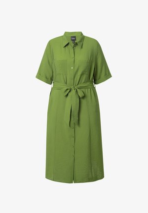 Robe chemise verte à manches courtes, avec une taille ceinturée, un bouton sur le devant et deux poches sur la poitrine. Fabriquée à partir d'un tissu léger et texturé.