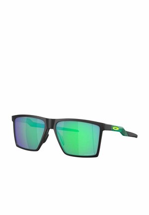 Occhiali da sole neri con montatura quadrata, lenti specchiate verdi e accento giallo con logo sul lato. Design leggero con dettagli testurizzati.