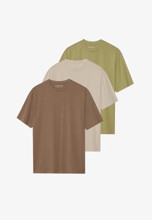 Drei Rundhalsausschnitt-T-Shirts in Braun, Beige und Olivgrün. Hergestellt aus weichem Stoff mit kurzen Ärmeln und einer lockeren Passform. Markenlabel sichtbar.