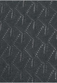 Gestrickter Stoff in einem dunklen Grauton mit einem Rautenmuster und offenen Maschen, das eine strukturierte, atmungsaktive Oberfläche schafft.