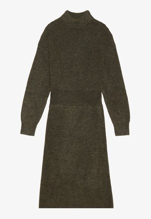 Vestido de punto de cuello alto en verde oliva oscuro. Presenta mangas largas y una cintura ajustada con un acabado texturizado en toda la tela.