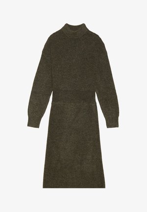 Robe tricotée à col montant en vert olive foncé. Elle présente des manches longues et une taille cintrée avec une finition texturée sur l'ensemble du tissu.