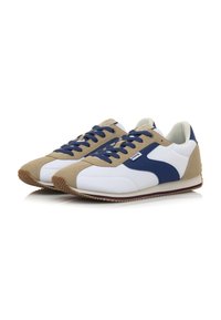 Sneaker beige e bianche con dettagli blu scuro. Realizzate in pelle e camoscio, presentano punte rotonde, lacci piatti e una suola in gomma testurizzata.