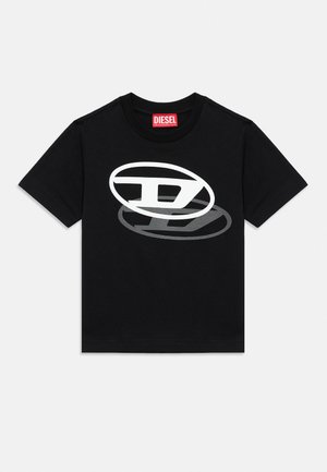 Camiseta negra de manga corta con logos superpuestos en forma ovalada de "D" en blanco y gris en el pecho, y una etiqueta roja de la marca Diesel en el interior del cuello.