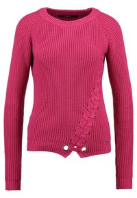 Helles rosa gestricktes Langarmpullover mit Rundhalsausschnitt und geflochtenem Detail, das von der Taille bis zur Brust verläuft, mit Metallösen am Saum.