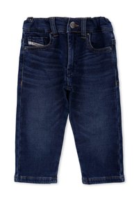 Jeans in denim blu scuro con un design classico a cinque tasche, chiusura con bottone e una texture liscia. Cuciture a vista in tutto il capo.