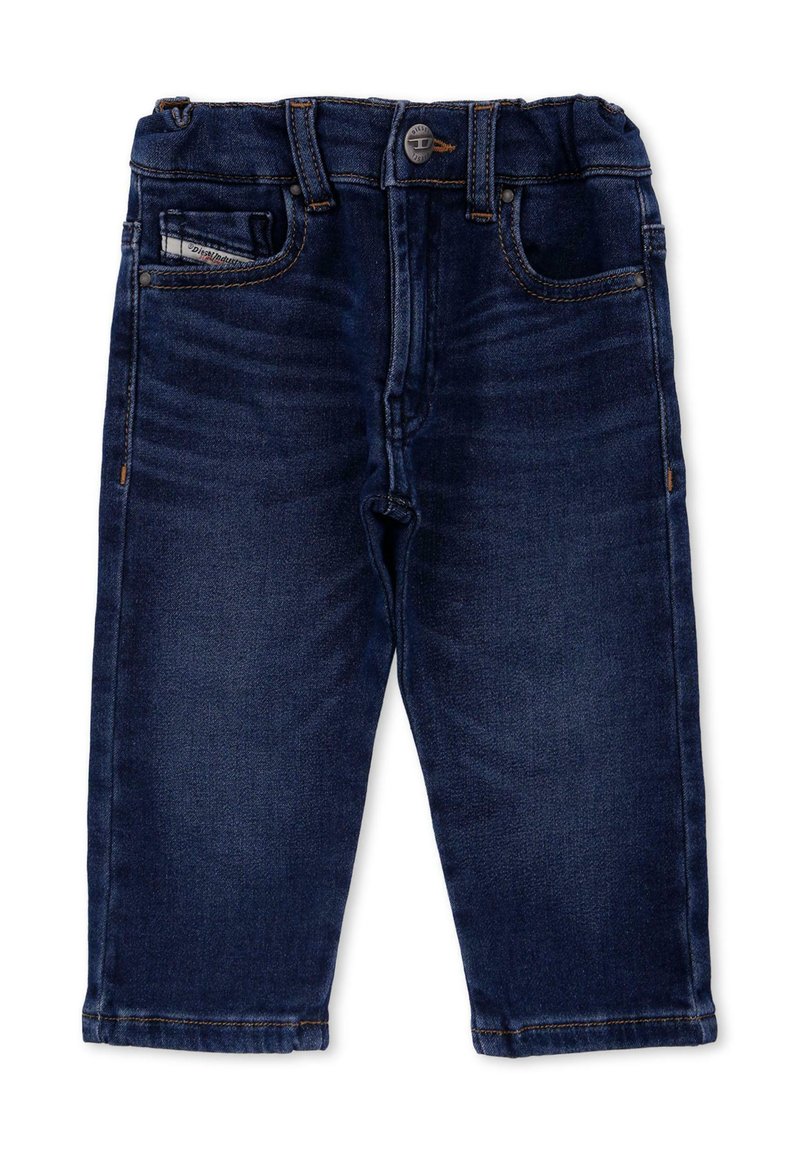 Jeans in denim blu scuro con un design classico a cinque tasche, chiusura con bottone e una texture liscia. Cuciture a vista in tutto il capo.