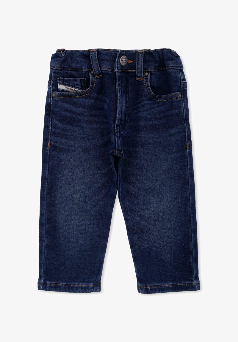 Ciemnoniebieskie dżinsy o klasycznym pięciopocketowym fasonie, zapięcie na guzik oraz gładką fakturą. Widoczne akcenty przeszyć w całej odzieży.