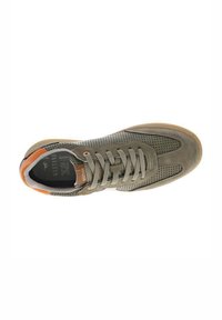 Baskets perforées vertes avec accents gris, détail orange au talon et semelle beige. Présente un système de laçage et une tige texturée pour une meilleure adhérence.
