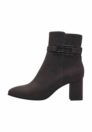 Botte à talon haut en suède gris foncé avec un bout pointu et une sangle avec des accents rectangulaires noirs. Talon épais.