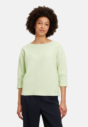 Hellgrüner, strukturiertes Pullover mit weitem Ausschnitt und Dreiviertelärmeln, der dezente diagonale Muster und ein Logo am Saum aufweist.