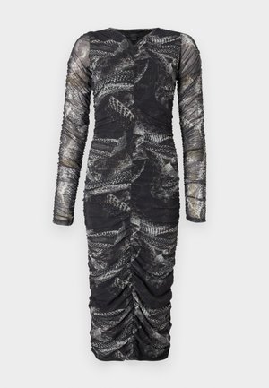 Rochie lungă cu mâneci, de culoare neagră, cu detalii pliate, având un model texturat care seamănă cu solzi, cu un decolteu adânc în formă de V și o siluetă ajustată.