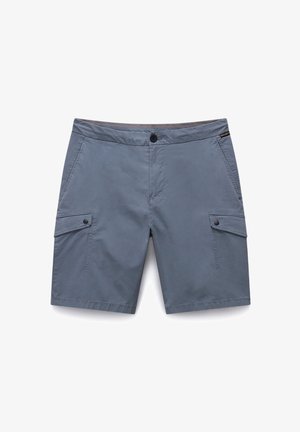 Grå cargoshorts med rak front, knappstängning och två sidofickor. Lättviktsmaterial med en mjuk textur och minimala sömdetaljer.