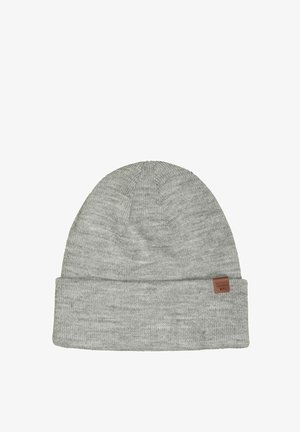 Grau gestrickte Mütze mit umgeschlagenem Rand, ausgestattet mit einem braunen Lederetikett an der Seite. Weicher Stoff und schlichtes Design, geeignet für die Freizeit.