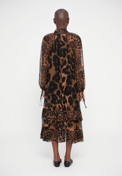 Abito lungo con stampa leopardata, orlo a balze, tessuto trasparente, maniche lunghe e dettagli con fiocco ai polsini; combinazione di colori marrone e nero.