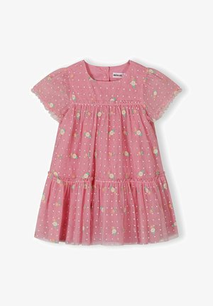 Robe rose à manches courtes pour tout-petit, ornée de pois blancs et de petits motifs floraux, avec un ourlet froncé et un col rond muni de boutons au dos.
