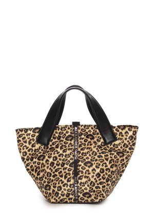 Borsa a spalla in tessuto con stampa leopardata, manici in pelle nera e nastro con logo centrale. Presenta un'apertura ampia e un design strutturato.