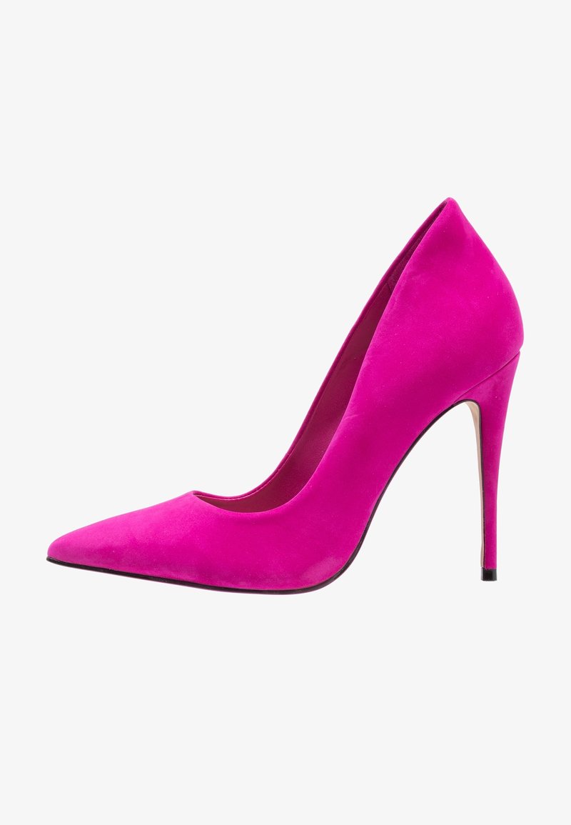 Escarpin stiletto en daim rose vif à talon haut, bout pointu et talon fin sur fond blanc.