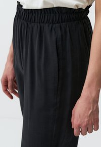 Jimmy Key ELASTIC WAIST NARROW LEG WITH POCKETS - Jogginghose - black