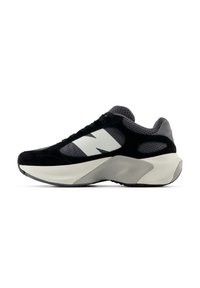 Černá a šedá sportovní bota s prodyšným svrškem a semišovými detaily. Obsahuje výrazné bílé logo a silnou, tvarovanou podrážku.