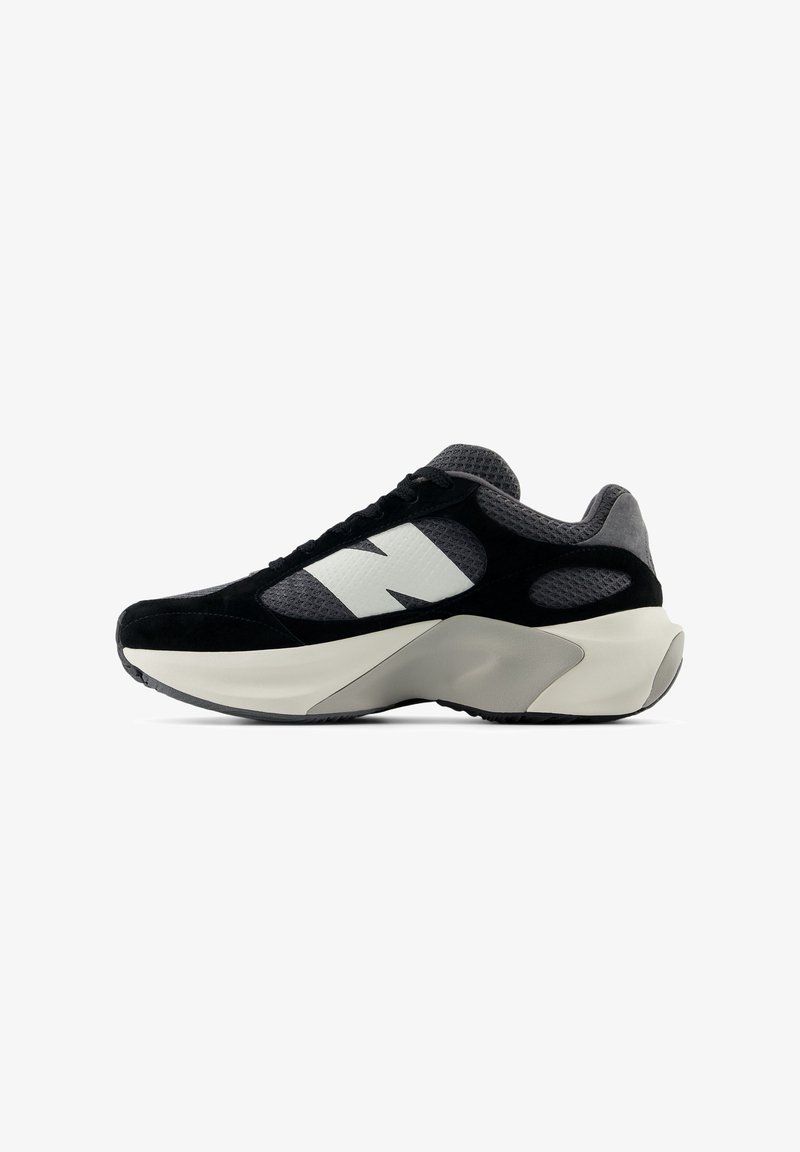 Černá a šedá sportovní bota s prodyšným svrškem a semišovými detaily. Obsahuje výrazné bílé logo a silnou, tvarovanou podrážku.
