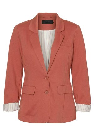 Růžový blazer vyrobený z měkké tkaniny. Má klopový límec, dvě přední kapsy a ohrnuté manžety se pruhovanou podšívkou. Dva knoflíky vpředu.