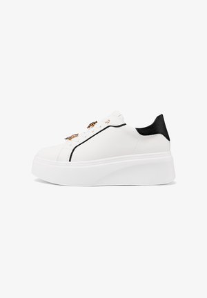 Scarpe da ginnastica bianche con superiore in pelle liscia, tallone in mesh nero, accenti dorati e dettagli di cucitura nera lungo i lati.