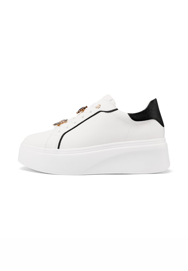 Scarpe da ginnastica bianche con superiore in pelle liscia, tallone in mesh nero, accenti dorati e dettagli di cucitura nera lungo i lati.