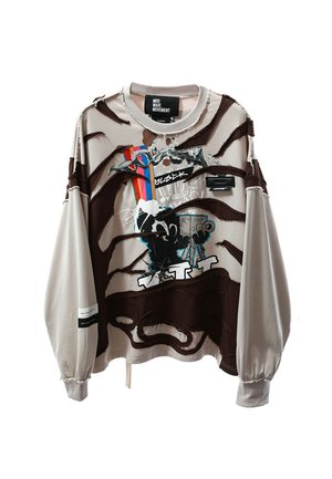 Sudadera beige de manga larga con superposiciones de tela marrón desgastada, gráfico colorido de arcoíris y un personaje de dibujos animados vintage sosteniendo una cámara en el frente.