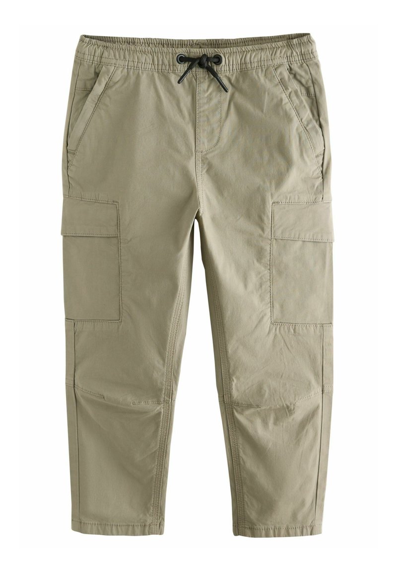 Pantaloni cargo color khaki chiaro con vita elastica, lacci e numerose tasche laterali. Il materiale sembra morbido e presenta una texture liscia.