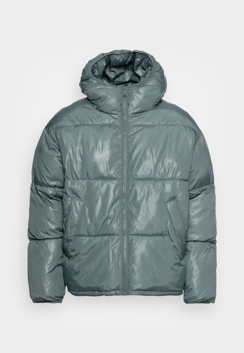 Veste d'hiver matelassée grise avec col montant, fermeture éclair à l'avant et poches latérales, présentée sur un fond clair uni.