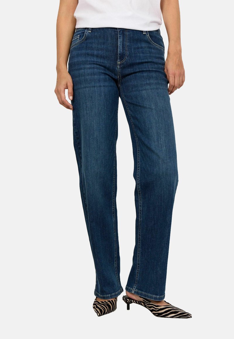 Jeans in denim blu scuro con taglio dritto, caratterizzati da un classico stile a cinque tasche e dettagli di cucitura sottili.
