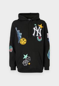Czarna bluza z kapturem wykonana z bawełny, z różnymi kolorowymi naszywkami haftowanymi, w tym z postacią Statuy Wolności i logo drużyny New York Yankees.