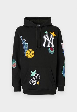 Sweatshirt preta com capuz em algodão, apresentando vários patches bordados coloridos, incluindo a Estátua da Liberdade e o logo dos New York Yankees.