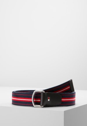 Navyblåt stofbælte med røde og hvide striber, sølvmetal spænde og sort læderfane med et lille rektangulært logo.