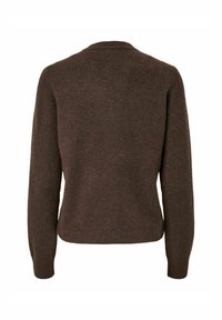 Maglione marrone lavorato a maglia con maniche lunghe, scollo rotondo e finitura texturizzata. Colore uniforme con una forma classica e aderente.