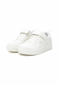 Sneakers bianchi con parte superiore in pelle liscia, punta rotonda e dettagli perforati. Presentano un sistema di chiusura con lacci e un collare per la caviglia imbottito.