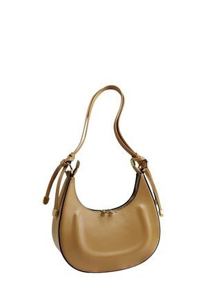 Sac à main en cuir tan avec une forme incurvée, texture lisse, fine bandoulière et accents en métal doré. Fermeture à glissière sur le dessus.