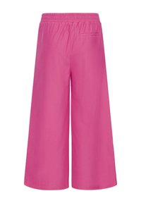 Pantalon rose à jambes larges avec taille élastique et une seule poche fendue à l'arrière, vu de dos sur fond blanc.