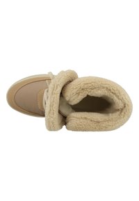Beige enkelboot met zachte, fluffy voering, bovenwerk van leer en textiel, ronde neus en vetersluiting, die een gezellige binnenkant laat zien.