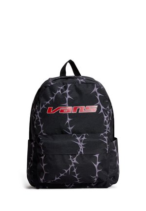 Czarny plecak z szarą wzorzystą grafiką przypominającą kolce, czerwonym logo "Vans", górnym uchwytem oraz przednią kieszenią na przechowywanie. Wykonany z trwałej tkaniny.