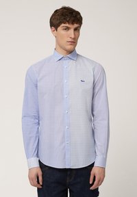 Heren button-up shirt in lichtblauw, met een gesplitst ontwerp met polka dot- en ruitpatronen. Glad stof met een standaard kraag en manchetten.