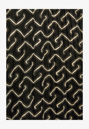 Tessuto nero con un motivo bianco ondulato, caratterizzato da linee curve e forme zigzag. La texture sembra liscia con una finitura plissettata.