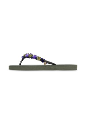 Sandale tongs avec semelle foncée et brides noires ornées de petites perles en forme de fleurs violettes et vertes et d'un petit pendentif rond.