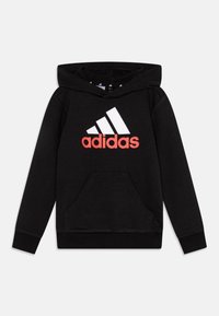 Sudadera negra de tela suave con un bolsillo frontal tipo canguro. Presenta un logo de Adidas en blanco y rojo. Incluye una gran capucha y puños acanalados.