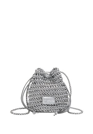 Mała srebrna torebka z tkanym sznurkiem ściągającym, plecionym paskiem i prostokątną naszywką z logo z przodu.